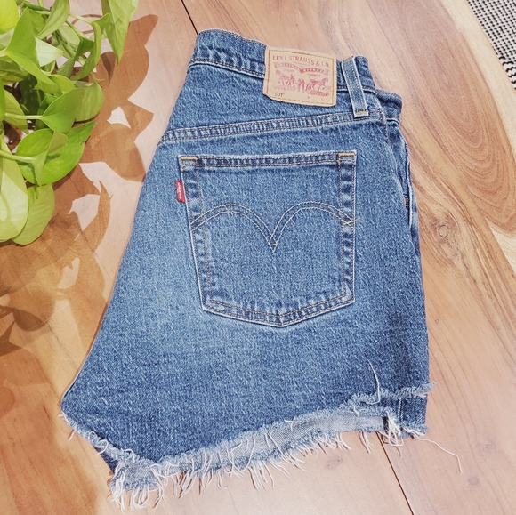 LEVIS (ARITZIA) 501 High Rise Denim Shorts Cut Offs - Picture 3 of 15